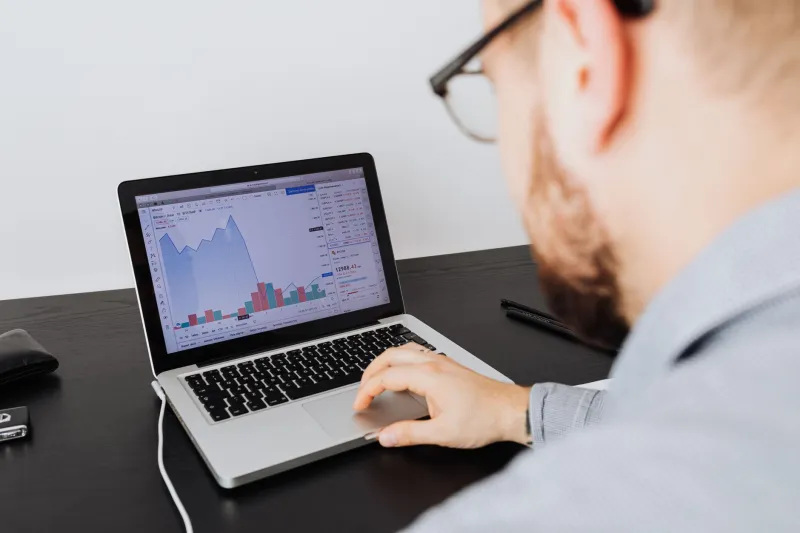 Posting at Full Speed Is Killing Your Reach: The Algorithm Timing Truth Nobody Talks About